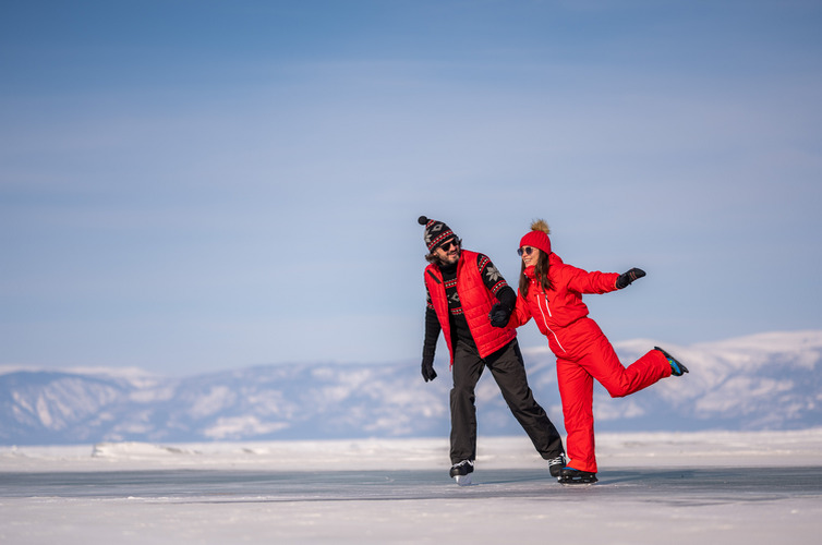Катание на коньках по льду Байкала